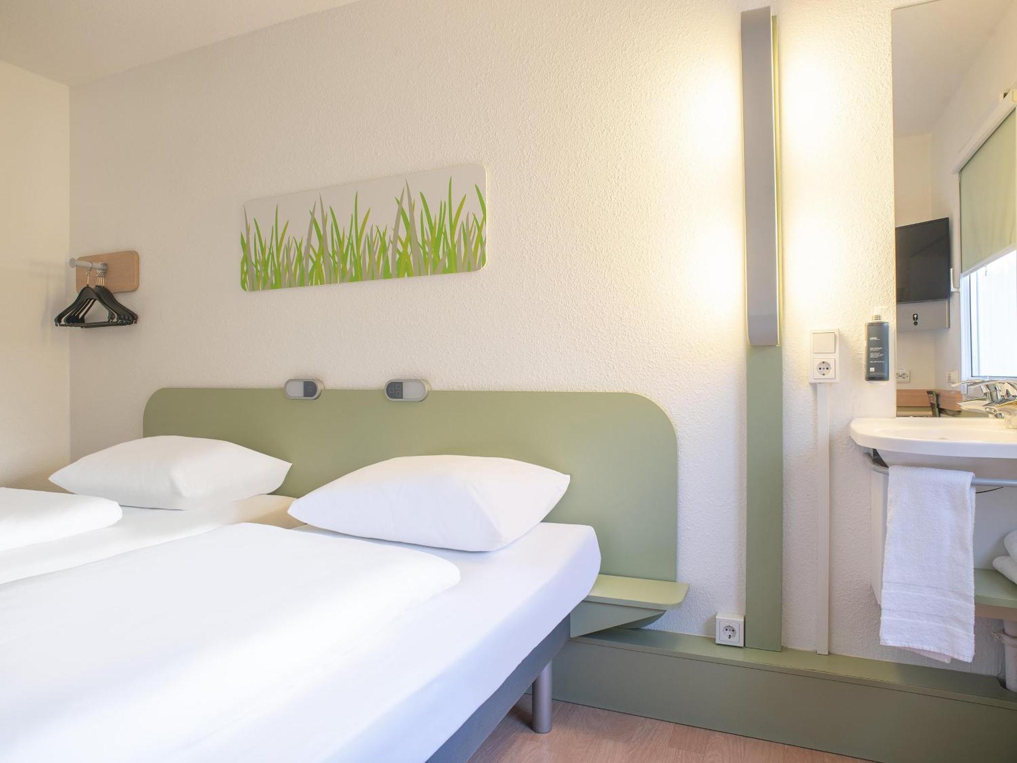 B&B Hotel Rostock-Broderstorf Экстерьер фото