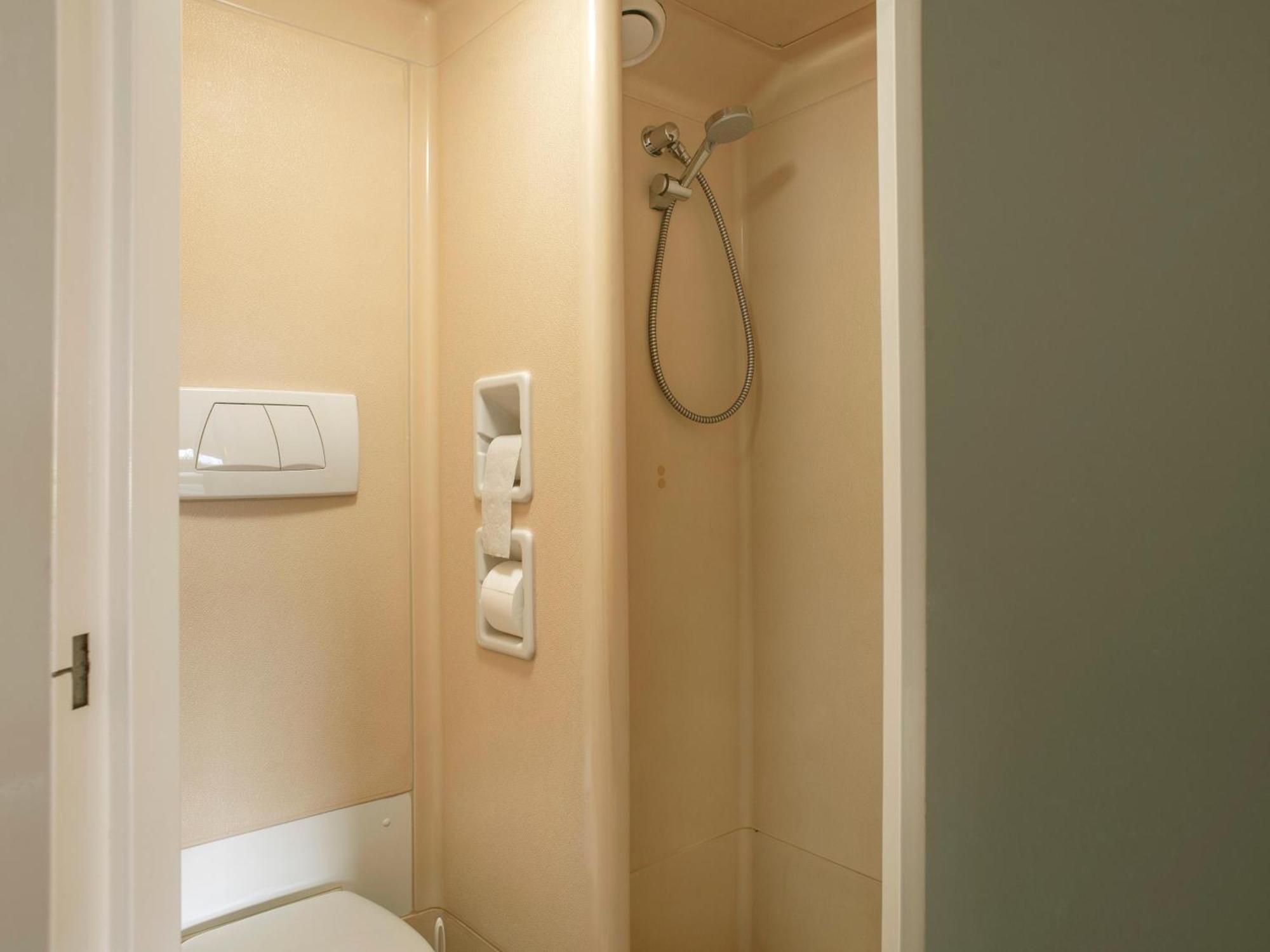 B&B Hotel Rostock-Broderstorf Экстерьер фото